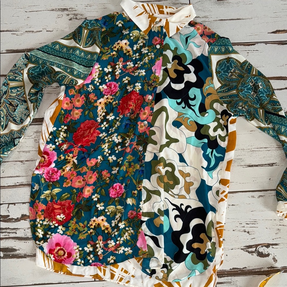 Festival ready! Ladies piper + olive floral button down blouse.